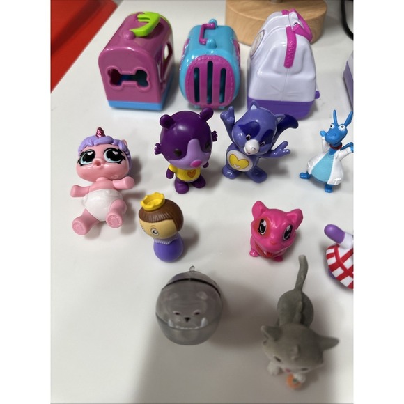 Lot of 16 Character Toys And 4 Pet Carriers - Picture 2 of 6